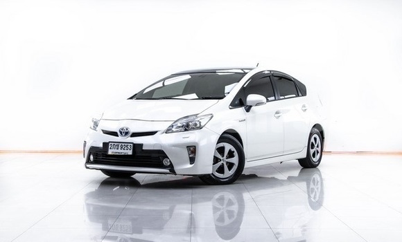 ซื้อ รถมือสอง Toyota Prius ขาว รถยนต์ ใน %{เมือง} ใน กรุงเทพมหานคร