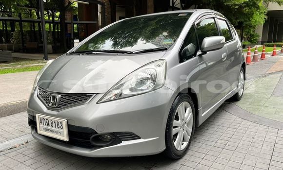 ซื้อ รถมือสอง Honda Jazz เงิน รถยนต์ ใน %{เมือง} ใน กรุงเทพมหานคร