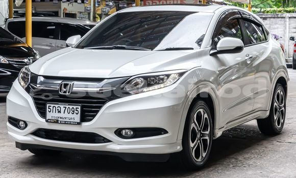ซื้อ รถมือสอง Honda HR-V ขาว รถยนต์ ใน %{เมือง} ใน กรุงเทพมหานคร