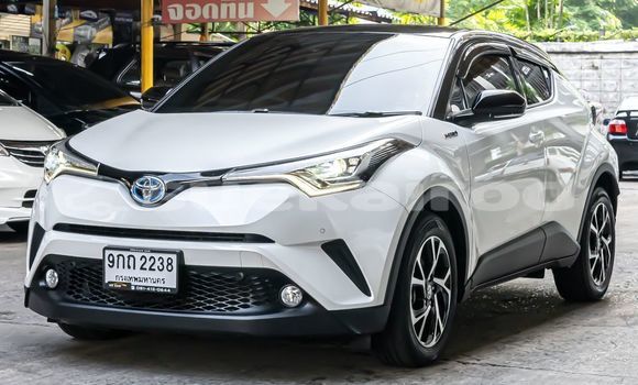 ซื้อ รถมือสอง Toyota C-HR ขาว รถยนต์ ใน %{เมือง} ใน กรุงเทพมหานคร