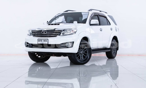 ซื้อ รถมือสอง Toyota Fortuner ขาว รถยนต์ ใน %{เมือง} ใน กรุงเทพมหานคร