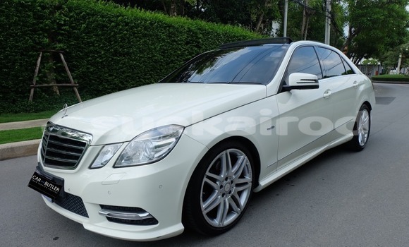 ซื้อ รถมือสอง Mercedes-Benz E200 ขาว รถยนต์ ใน %{เมือง} ใน กรุงเทพมหานคร