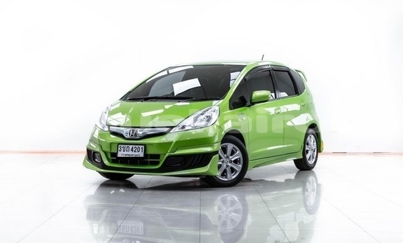 ซื้อ รถมือสอง Honda Jazz เขียว รถยนต์ ใน %{เมือง} ใน กรุงเทพมหานคร