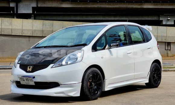 ซื้อ รถมือสอง Honda Jazz ขาว รถยนต์ ใน %{เมือง} ใน กรุงเทพมหานคร