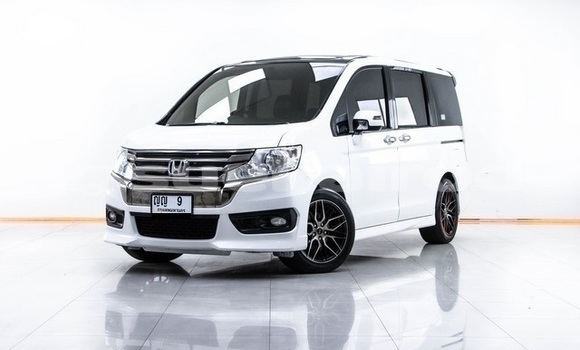 Buy Used Honda Stepwgn White Car in Bangkok in Bangkok