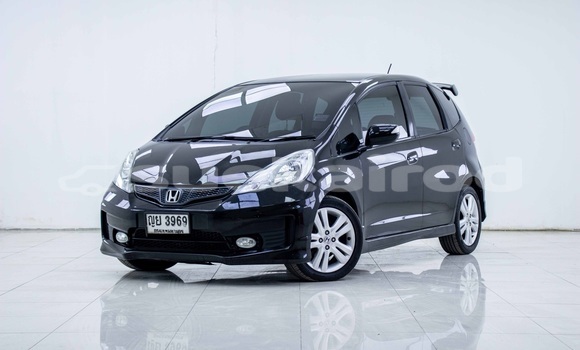 ซื้อ รถมือสอง Honda Jazz สีดำ รถยนต์ ใน %{เมือง} ใน กรุงเทพมหานคร