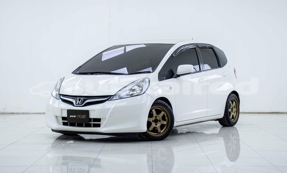 ซื้อ รถมือสอง Honda Jazz ขาว รถยนต์ ใน %{เมือง} ใน กรุงเทพมหานคร