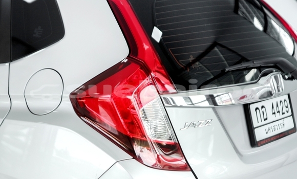 ซื้อ รถมือสอง Honda Jazz เงิน รถยนต์ ใน %{เมือง} ใน ชลบุรี ซื้อ รถมือสอง Honda Jazz เงิน รถยนต์ ใน %{เมือง} ใน ชลบุรี