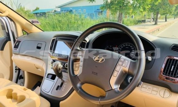 Buy Used Hyundai H1 White Car in Bangkok in Bangkok Buy Used Hyundai H1 White Car in Bangkok in Bangkok