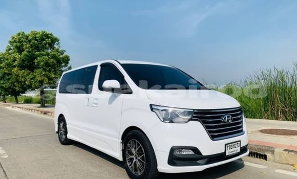 Buy Used Hyundai H1 White Car in Bangkok in Bangkok Buy Used Hyundai H1 White Car in Bangkok in Bangkok