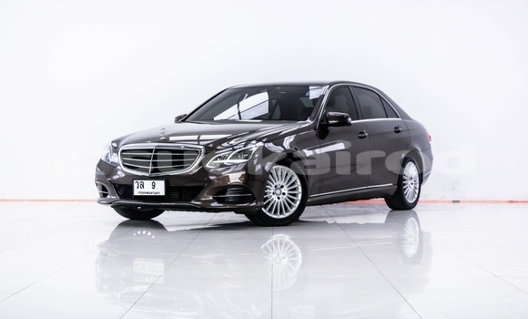 ซื้อ รถมือสอง Mercedes‒Benz E–Class สีน้ำตาล รถยนต์ ใน %{เมือง} ใน กรุงเทพมหานคร