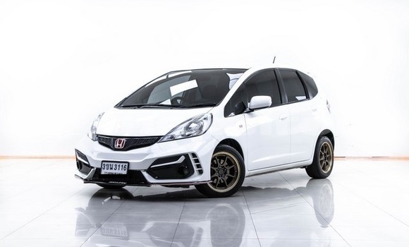 ซื้อ รถมือสอง Honda Jazz ขาว รถยนต์ ใน %{เมือง} ใน กรุงเทพมหานคร
