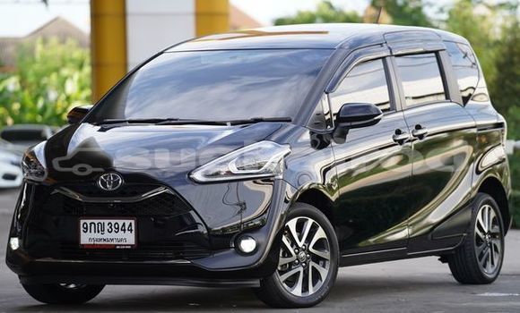 ซื้อ รถมือสอง Toyota Sienta สีดำ รถยนต์ ใน %{เมือง} ใน กรุงเทพมหานคร