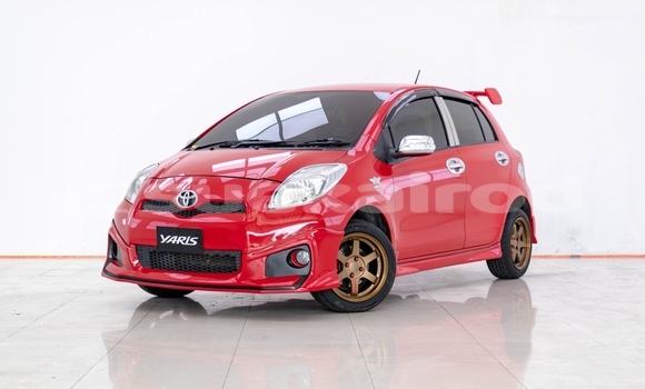 ซื้อ รถมือสอง Toyota Yaris สีแดง รถยนต์ ใน %{เมือง} ใน กรุงเทพมหานคร
