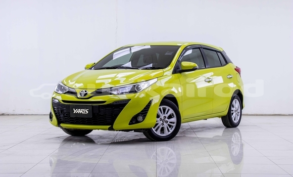 ซื้อ รถมือสอง Toyota Yaris สีแดง รถยนต์ ใน %{เมือง} ใน สมุทรสาคร