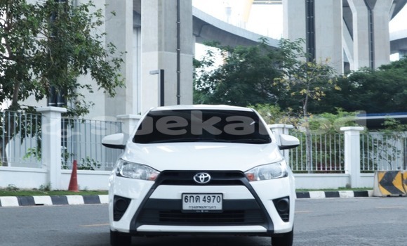 ซื้อ รถมือสอง Toyota Yaris ขาว รถยนต์ ใน %{เมือง} ใน กรุงเทพมหานคร