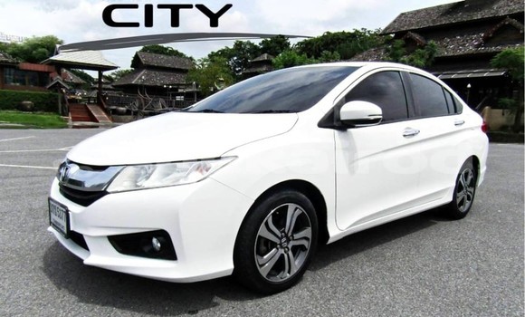 ซื้อ รถมือสอง Honda City ขาว รถยนต์ ใน %{เมือง} ใน กรุงเทพมหานคร