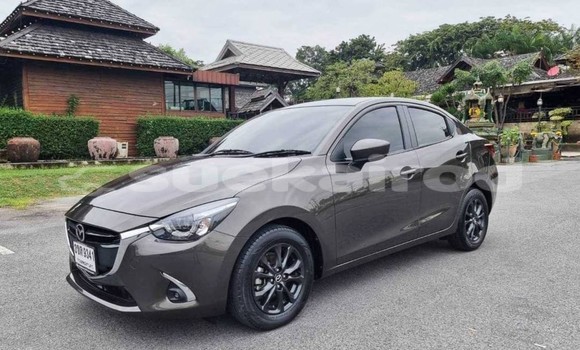 ซื้อ รถมือสอง Mazda Mazda 2 สีน้ำตาล รถยนต์ ใน %{เมือง} ใน กรุงเทพมหานคร