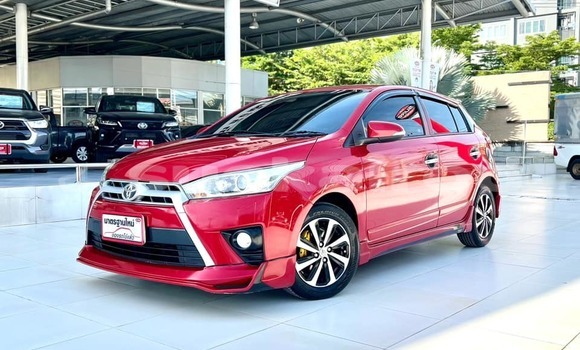 ซื้อ รถมือสอง Toyota Yaris สีแดง รถยนต์ ใน %{เมือง} ใน กรุงเทพมหานคร