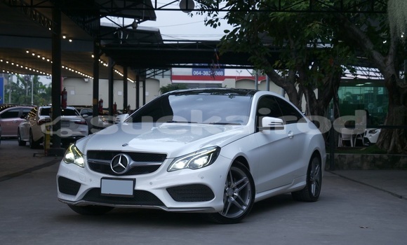 ซื้อ รถมือสอง Mercedes-Benz E200 ขาว รถยนต์ ใน %{เมือง} ใน กรุงเทพมหานคร