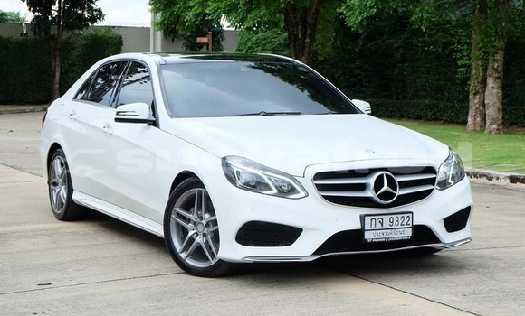 ซื้อ รถมือสอง Mercedes-Benz E-Classe ขาว รถยนต์ ใน %{เมือง} ใน กรุงเทพมหานคร