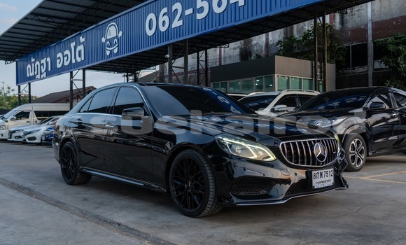 ซื้อ รถมือสอง Mercedes-Benz E200 สีดำ รถยนต์ ใน %{เมือง} ใน กรุงเทพมหานคร