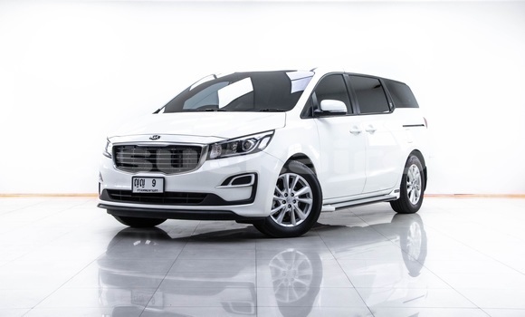 Buy Used Kia Carnival White Car in Bangkok in Bangkok