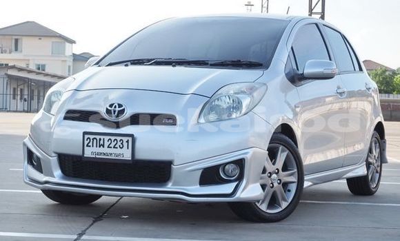 ซื้อ รถมือสอง Toyota Yaris เงิน รถยนต์ ใน %{เมือง} ใน กรุงเทพมหานคร