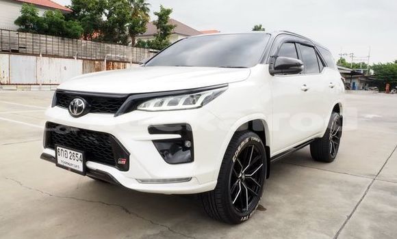 Buy Used Toyota Fortuner White Car in Bangkok in Bangkok