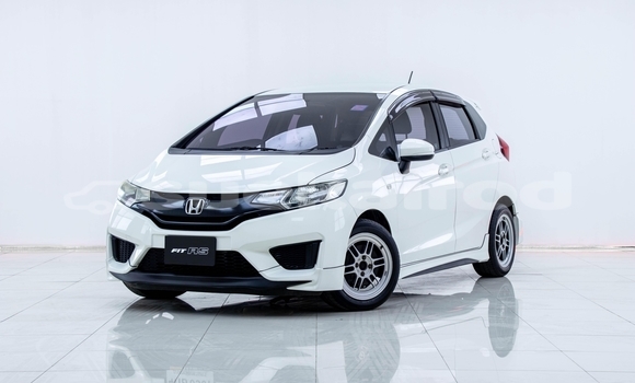 ซื้อ รถมือสอง Honda Jazz ขาว รถยนต์ ใน %{เมือง} ใน กรุงเทพมหานคร