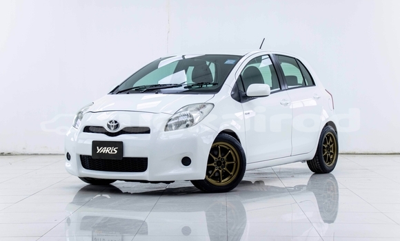 ซื้อ รถมือสอง Toyota Yaris ขาว รถยนต์ ใน %{เมือง} ใน กรุงเทพมหานคร