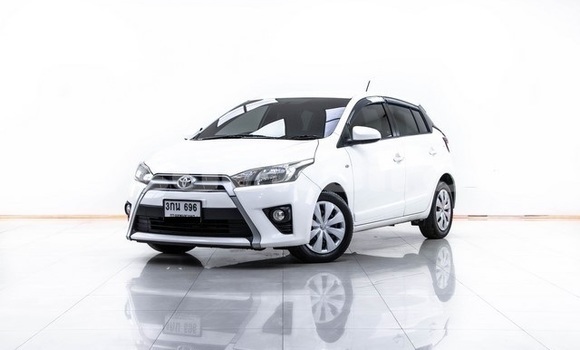 ซื้อ รถมือสอง Toyota Yaris ขาว รถยนต์ ใน %{เมือง} ใน กรุงเทพมหานคร