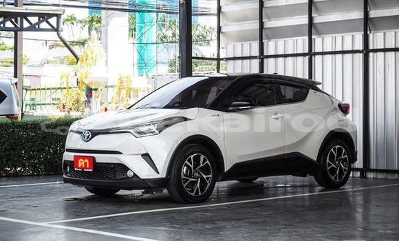 ซื้อ รถมือสอง Toyota C-HR ขาว รถยนต์ ใน %{เมือง} ใน กรุงเทพมหานคร