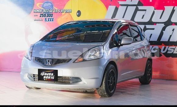 ซื้อ รถมือสอง Honda Jazz เงิน รถยนต์ ใน %{เมือง} ใน กรุงเทพมหานคร