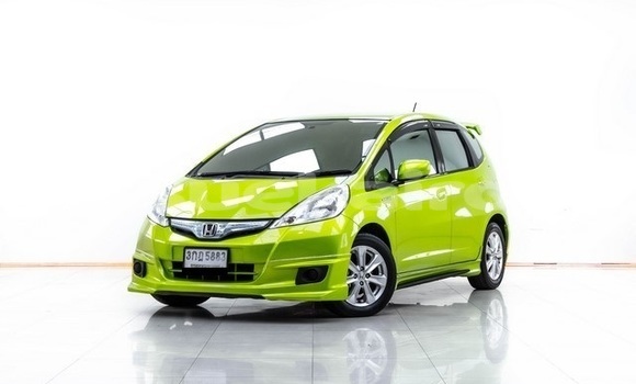 ซื้อ รถมือสอง Honda Jazz เขียว รถยนต์ ใน %{เมือง} ใน กรุงเทพมหานคร
