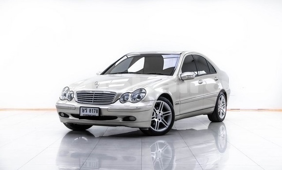 ซื้อ รถมือสอง Mercedes‒Benz C–Class สีน้ำตาล รถยนต์ ใน %{เมือง} ใน กรุงเทพมหานคร