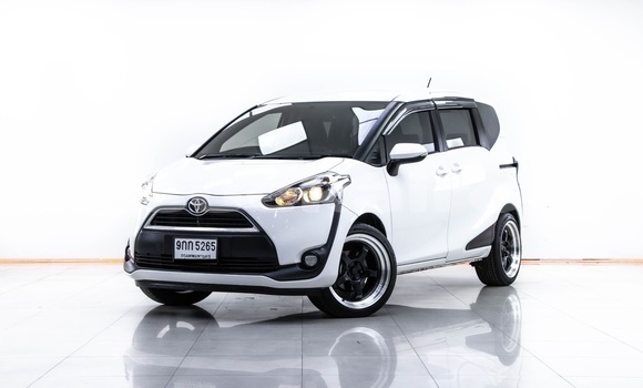 Buy Used Toyota Sienta White Car in Bangkok in Bangkok