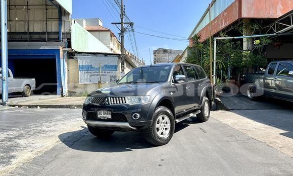 ซื้อ รถมือสอง Mitsubishi Pajero เงิน รถยนต์ ใน %{เมือง} ใน กรุงเทพมหานคร