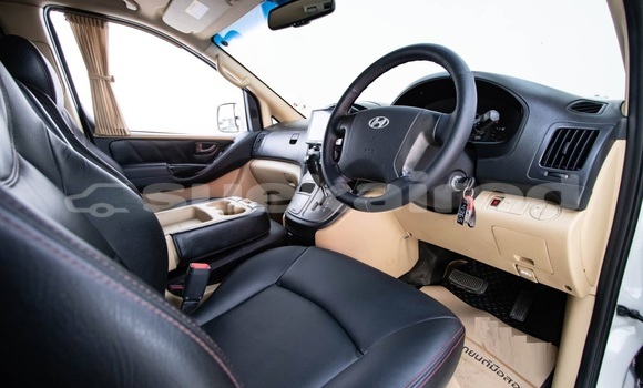 Buy Used Hyundai H1 White Car in Bangkok in Bangkok Buy Used Hyundai H1 White Car in Bangkok in Bangkok