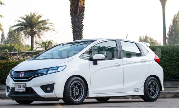 ซื้อ รถมือสอง Honda Jazz ขาว รถยนต์ ใน %{เมือง} ใน กรุงเทพมหานคร