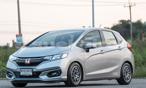 ซื้อ รถมือสอง Honda Jazz เงิน รถยนต์ ใน %{เมือง} ใน กรุงเทพมหานคร
