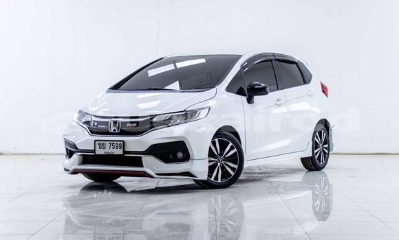 ซื้อ รถมือสอง Honda Jazz ขาว รถยนต์ ใน %{เมือง} ใน กรุงเทพมหานคร