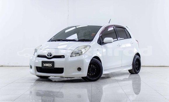 ซื้อ รถมือสอง Toyota Yaris ขาว รถยนต์ ใน %{เมือง} ใน กรุงเทพมหานคร