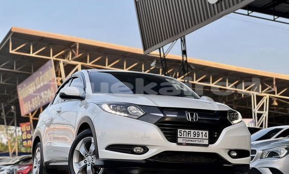 ซื้อ รถมือสอง Honda HR-V ขาว รถยนต์ ใน %{เมือง} ใน กรุงเทพมหานคร