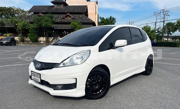 ซื้อ รถมือสอง Honda Jazz ขาว รถยนต์ ใน %{เมือง} ใน กรุงเทพมหานคร
