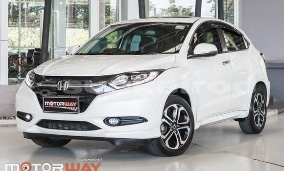 ซื้อ รถมือสอง Honda HR-V ขาว รถยนต์ ใน %{เมือง} ใน กรุงเทพมหานคร