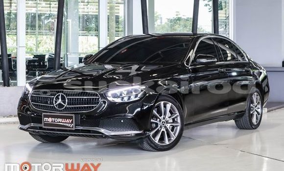 ซื้อ รถมือสอง Mercedes-Benz E200 สีดำ รถยนต์ ใน %{เมือง} ใน กรุงเทพมหานคร