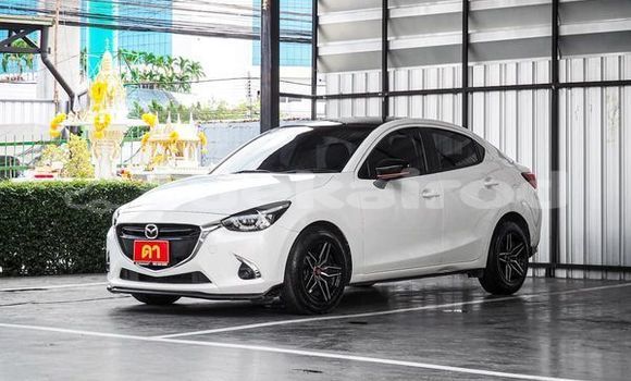 ซื้อ รถมือสอง Mazda Mazda 2 ขาว รถยนต์ ใน %{เมือง} ใน กรุงเทพมหานคร