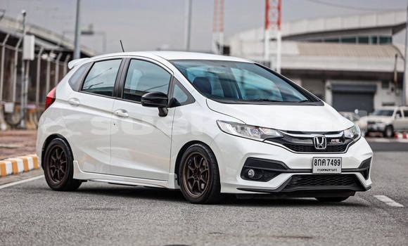 ซื้อ รถมือสอง Honda Jazz ขาว รถยนต์ ใน %{เมือง} ใน กรุงเทพมหานคร