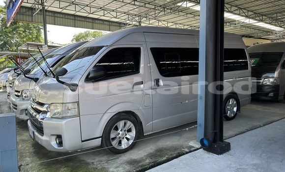 ซื้อ รถมือสอง Toyota Commuter เงิน รถยนต์ ใน %{เมือง} ใน กรุงเทพมหานคร